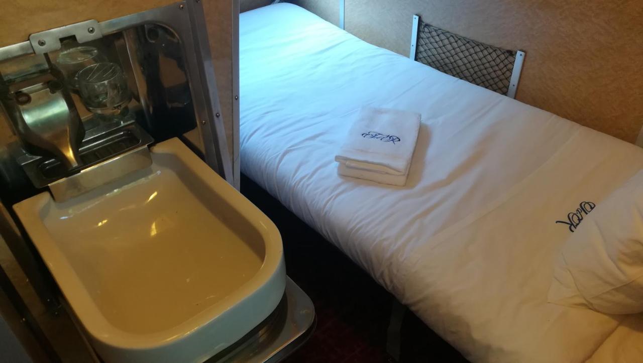 Le Train Des Reves Hotel Dracy-Saint-Loup ภายนอก รูปภาพ
